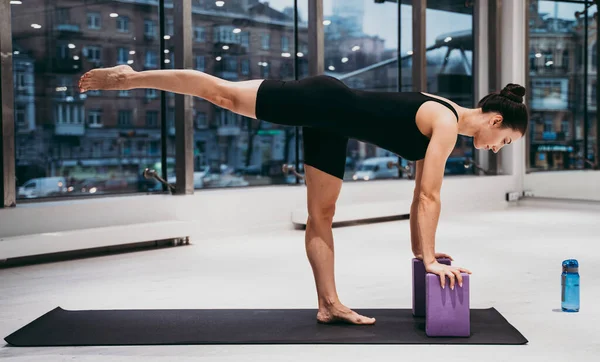 Hermosa Chica Entrenando Gimnasio Bailarina Clásica Rusa Haciendo Estiramientos Poses — Foto de Stock