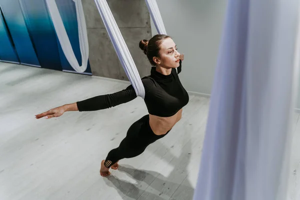 Krásná Holka Trénuje Tělocvičně Ruská Klasická Tanečnice Dělá Strečink Jógu — Stock fotografie