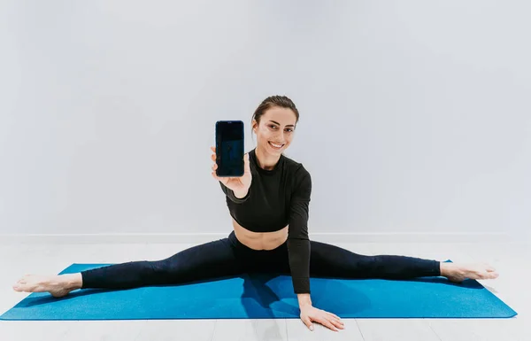 Hermosa Chica Entrenando Gimnasio Bailarina Clásica Rusa Haciendo Estiramientos Poses —  Fotos de Stock