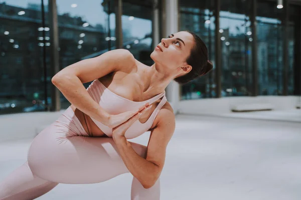 漂亮的女孩在体育馆训练 俄罗斯古典舞蹈家做伸展动作和瑜伽姿势 — 图库照片
