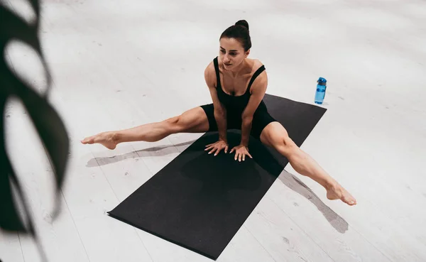 Vacker Tjejträning Gymmet Ryska Klassiska Dansare Gör Stretching Och Yoga — Stockfoto