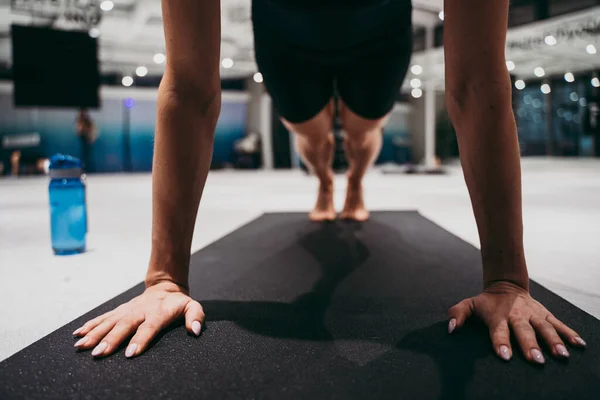 Spor Salonunda Güzel Bir Kız Antrenmanı Rus Klasik Dansçı Esneme — Stok fotoğraf