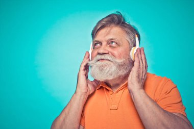 Fotoğraf çekiminde poz veren komik kıdemli adam. Mutlu hipster komik ifadeler yapıyor. İnsanlar ve yaşam tarzı hakkında kavram.