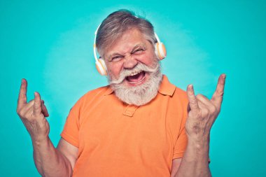 Fotoğraf çekiminde poz veren komik kıdemli adam. Mutlu hipster komik ifadeler yapıyor. İnsanlar ve yaşam tarzı hakkında kavram.