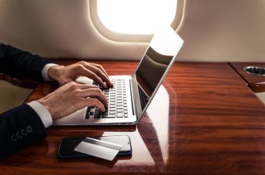 Özel jetiyle uçan bir iş adamı. İş ve ulaşım kavramları