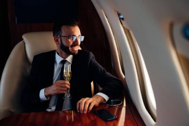 Özel jetiyle uçan bir iş adamı. İş ve ulaşım kavramları