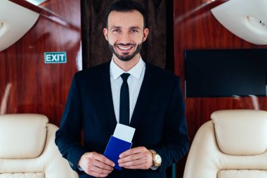 Özel jetiyle uçan bir iş adamı. İş ve ulaşım kavramları