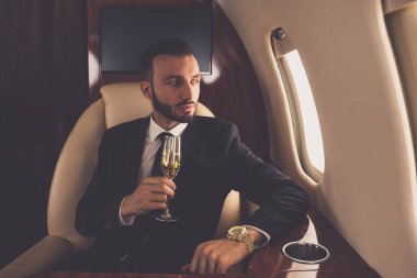 Özel jetiyle uçan bir iş adamı. İş ve ulaşım kavramları