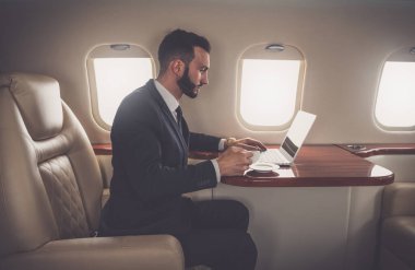 Özel jetiyle uçan bir iş adamı. İş ve ulaşım kavramları