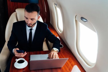 Özel jetiyle uçan bir iş adamı. İş ve ulaşım kavramları