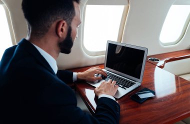 Özel jetiyle uçan bir iş adamı. İş ve ulaşım kavramları