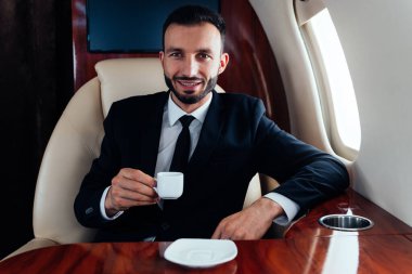 Özel jetiyle uçan bir iş adamı. İş ve ulaşım kavramları