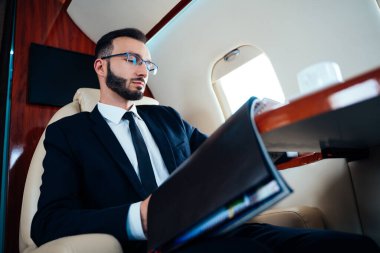 Özel jetiyle uçan bir iş adamı. İş ve ulaşım kavramları