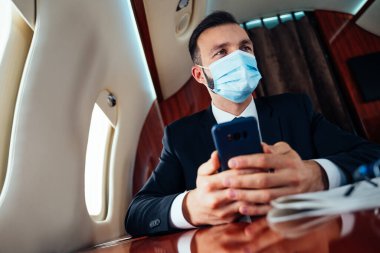 Özel jetiyle uçan bir iş adamı. İş ve ulaşım kavramları