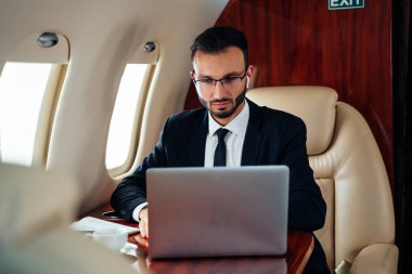 Özel jetiyle uçan bir iş adamı. İş ve ulaşım kavramları