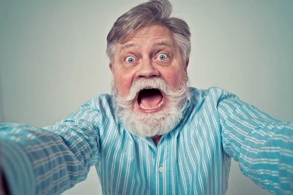 一个滑稽的老年人摆出一副拍照的姿势 快乐的嬉皮士做有趣的表情 关于人和生活方式的概念 — 图库照片