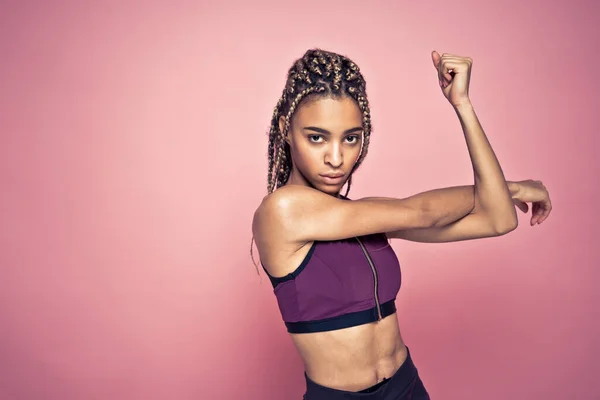 Mooi Meisje Doet Oefeningen Sport Poseren Een Roze Achtergrond — Stockfoto