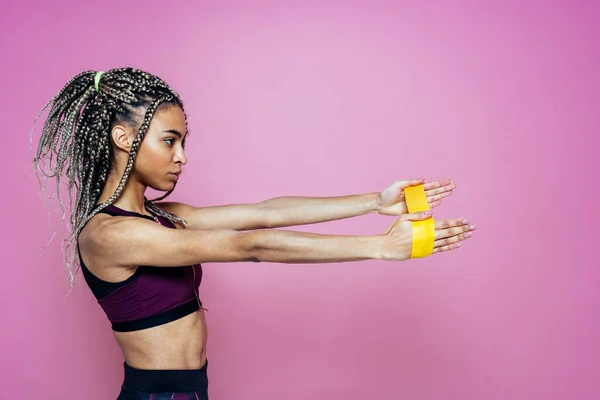 Hermosa Chica Haciendo Ejercicios Deporte Posando Sobre Fondo Color Rosa — Foto de Stock