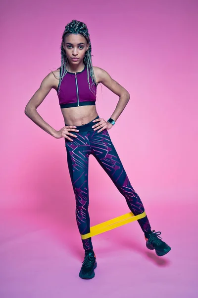 Menina Bonita Fazendo Exercícios Esporte Posando Fundo Cor Rosa — Fotografia de Stock