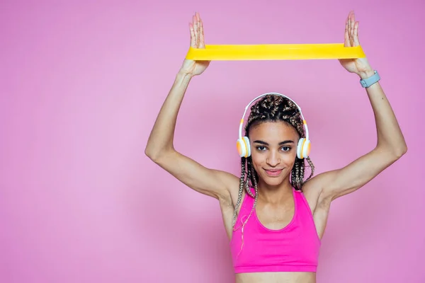 미녀는 운동과 스포츠를 분홍색 배경에 — 스톡 사진