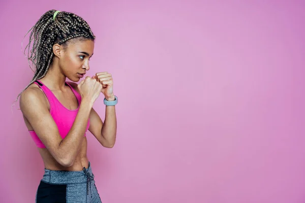 Menina Bonita Fazendo Exercícios Esporte Posando Fundo Cor Rosa — Fotografia de Stock