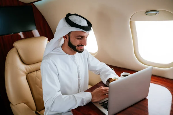 Zakenman Uit Verenigde Arabische Emiraten Vliegt Met Zijn Privéjet Naar — Stockfoto