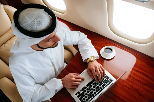 Hombre Negocios Emiratos Árabes Unidos Volando Jet Privado Dubai — Foto de Stock
