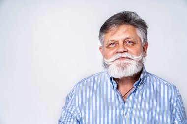 Arka planda komik bir yüz ifadesi olan son sınıf öğrencisi, aktif ve genç bir erkek.