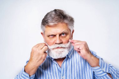 Arka planda komik bir yüz ifadesi olan son sınıf öğrencisi, aktif ve genç bir erkek.