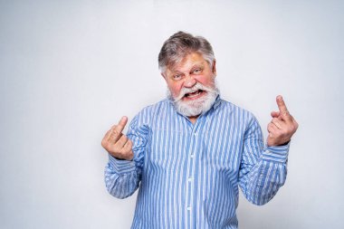 Arka planda komik bir yüz ifadesi olan son sınıf öğrencisi, aktif ve genç bir erkek.