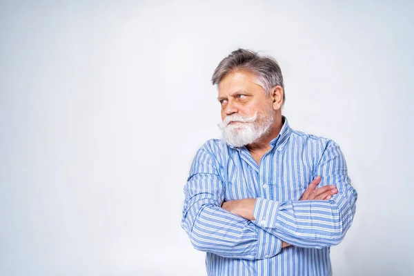 Výstřední Senior Muž Legračním Výrazem Portrét Pozadí Aktivní Mladý Starý — Stock fotografie