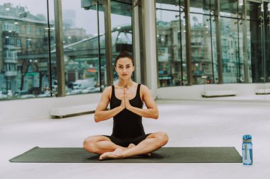 Güzel bir atletik kadın spor salonunda antrenman yapıyor, egzersiz yapmadan önce esneme egzersizleri yapıyor.