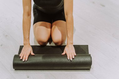 Güzel bir atletik kadın spor salonunda antrenman yapıyor, egzersiz yapmadan önce esneme egzersizleri yapıyor.