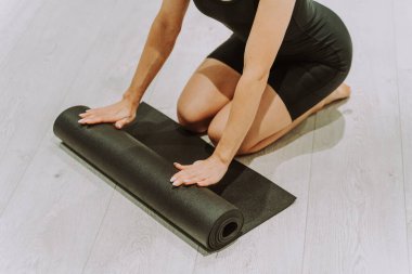 Güzel bir atletik kadın spor salonunda antrenman yapıyor, egzersiz yapmadan önce esneme egzersizleri yapıyor.