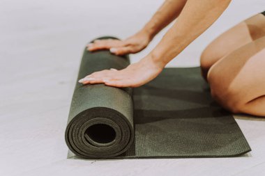 Güzel bir atletik kadın spor salonunda antrenman yapıyor, egzersiz yapmadan önce esneme egzersizleri yapıyor.