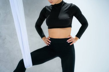 Güzel bir atletik kadın spor salonunda antrenman yapıyor, egzersiz yapmadan önce esneme egzersizleri yapıyor.