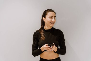 Güzel bir atletik kadın spor salonunda antrenman yapıyor, egzersiz yapmadan önce esneme egzersizleri yapıyor.