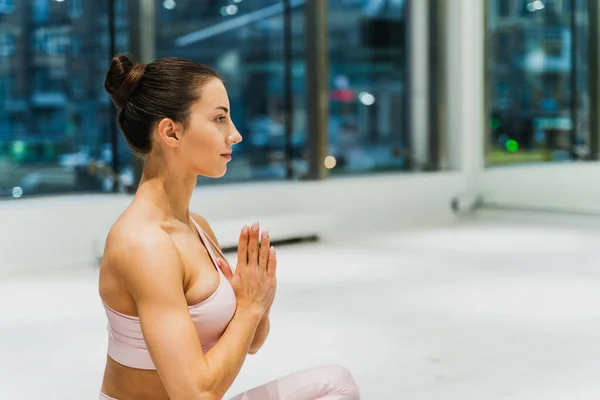 Hermoso Entrenamiento Mujer Atlética Gimnasio Haciendo Ejercicios Estiramiento Antes Del —  Fotos de Stock