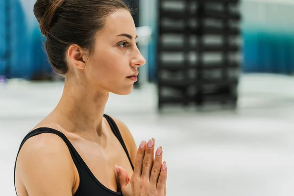 Belle Femme Sportive Entraînant Dans Gymnase Faisant Des Exercices Étirement — Photo