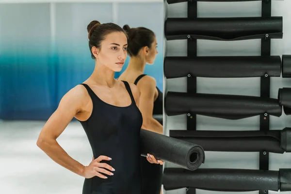 漂亮的女运动员在健身房训练 在运动前做伸展运动 漂亮的年轻姑娘独自训练 — 图库照片