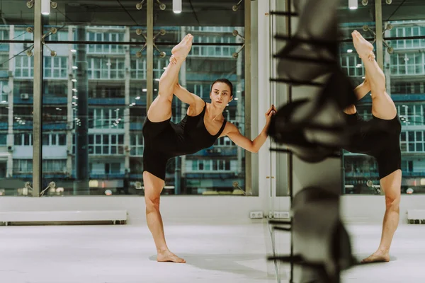 Güzel Bir Atletik Kadın Spor Salonunda Antrenman Yapıyor Egzersiz Yapmadan — Stok fotoğraf