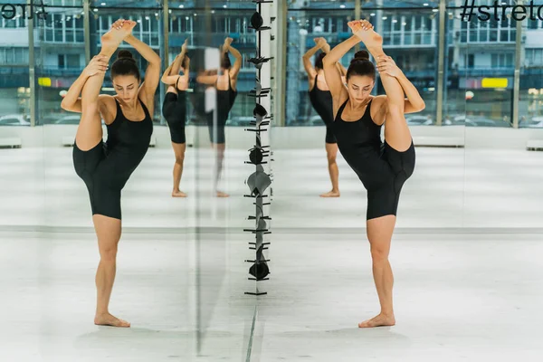 Güzel Bir Atletik Kadın Spor Salonunda Antrenman Yapıyor Egzersiz Yapmadan — Stok fotoğraf