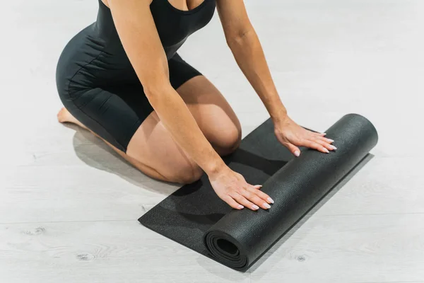 Belle Femme Sportive Entraînant Dans Gymnase Faisant Des Exercices Étirement — Photo