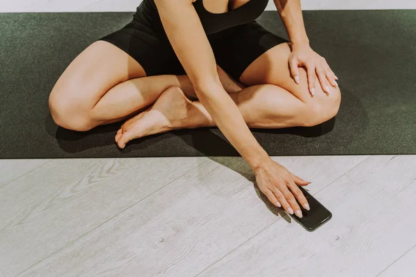 Hermoso Entrenamiento Mujer Atlética Gimnasio Haciendo Ejercicios Estiramiento Antes Del —  Fotos de Stock