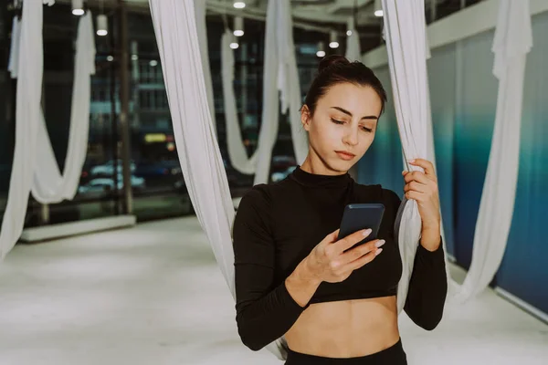 Bela Mulher Atlética Treinando Ginásio Fazendo Exercícios Alongamento Antes Treino — Fotografia de Stock