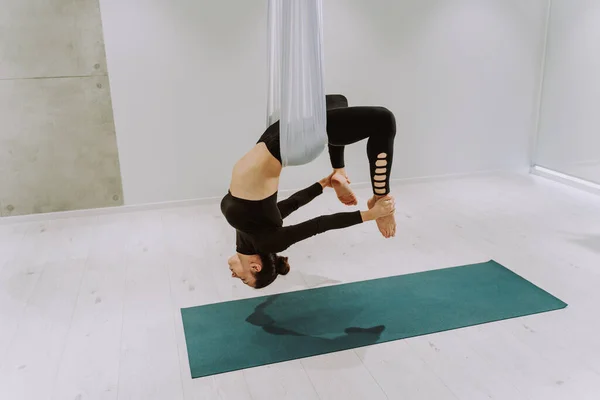 Hermoso Entrenamiento Mujer Atlética Gimnasio Haciendo Ejercicios Estiramiento Antes Del — Foto de Stock