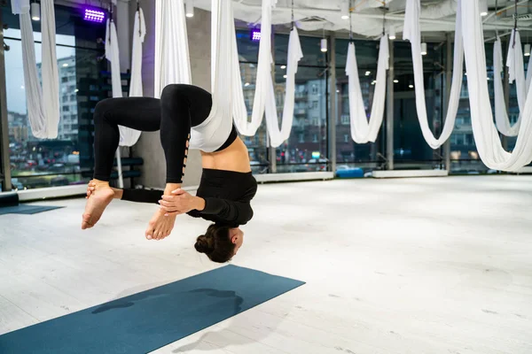 Bela Mulher Atlética Treinando Ginásio Fazendo Exercícios Alongamento Antes Treino — Fotografia de Stock