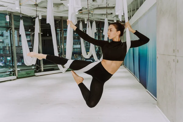 Mooie Atletische Vrouw Training Een Fitnessruimte Het Doen Van Stretching — Stockfoto