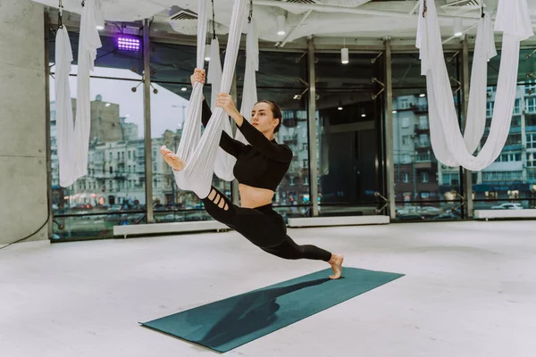 Vacker Atletisk Kvinna Utbildning Ett Gym Gör Stretching Övningar Innan — Stockfoto