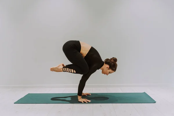 Mooie Atletische Vrouw Training Een Fitnessruimte Het Doen Van Stretching — Stockfoto